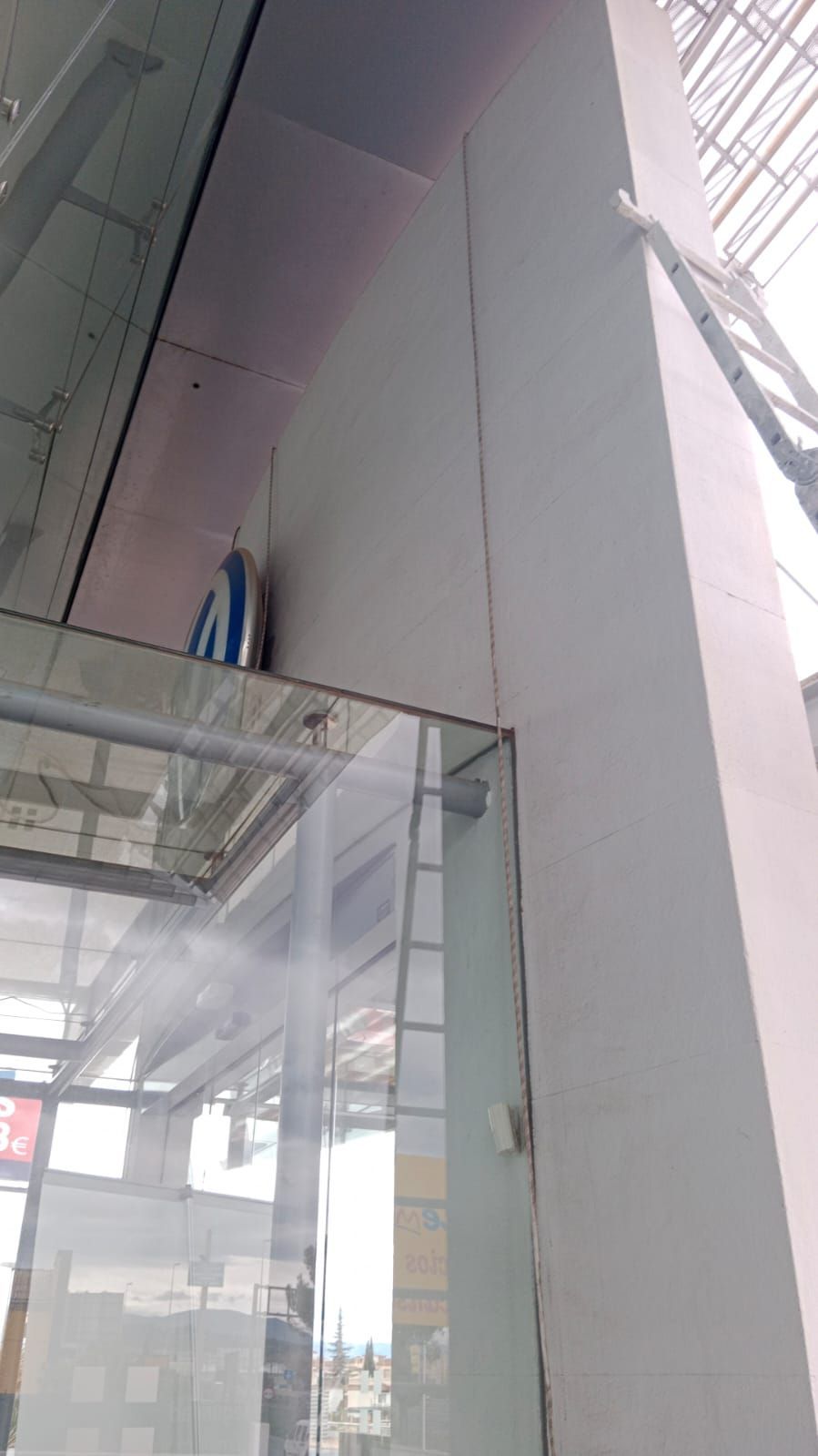 Una escalera cuelga del techo de un edificio.