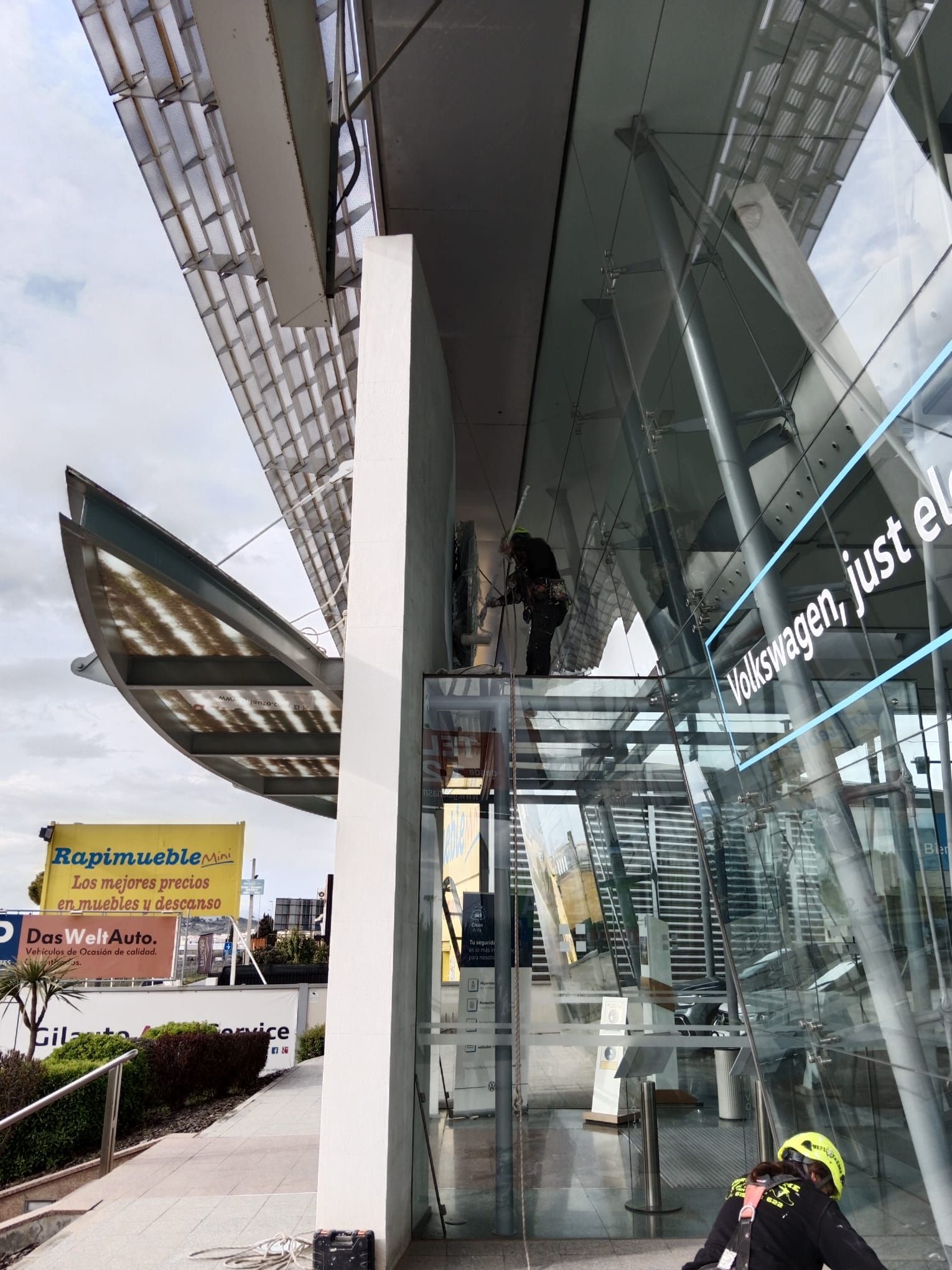 Un cartel de Volkswagen está en el costado de un edificio.