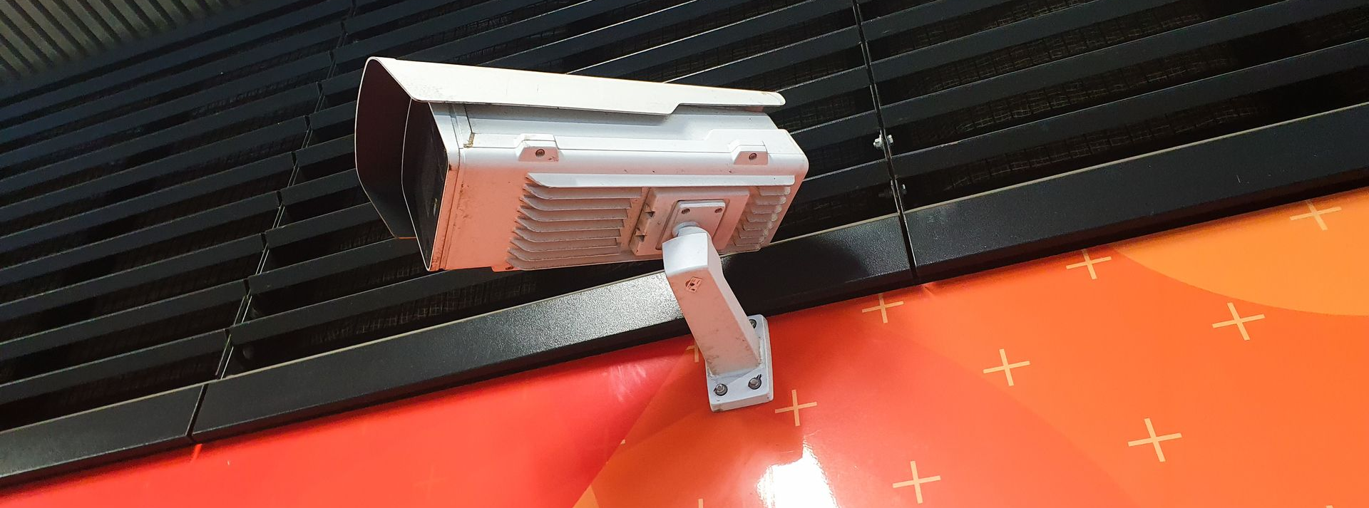 Caméra de sécurité fixée sur un mur.