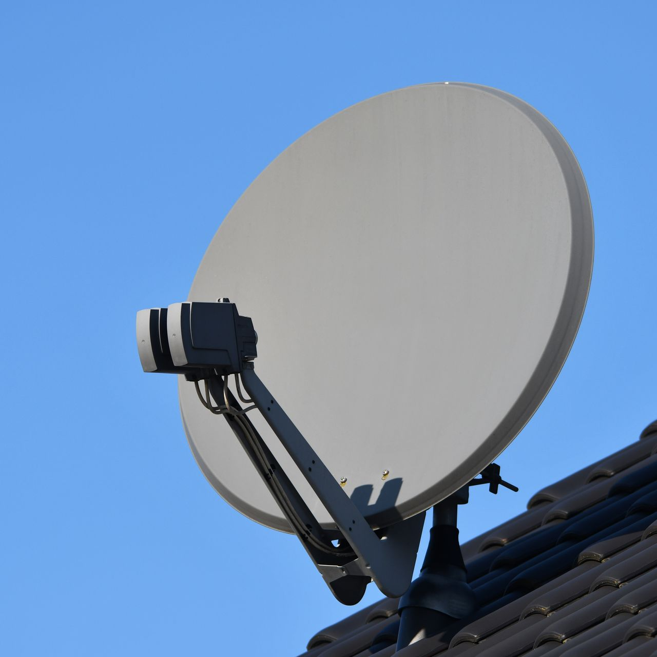 Antenne parabolique fixée sur un toit.