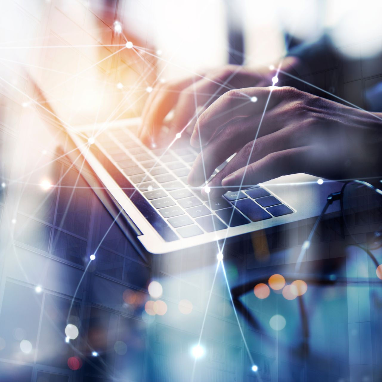 Des mains tapant sur un clavier d'ordinateur portable.