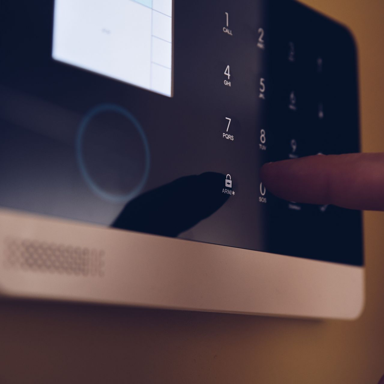 Le doigt d'une personne appuyant sur un clavier de système de sécurité.