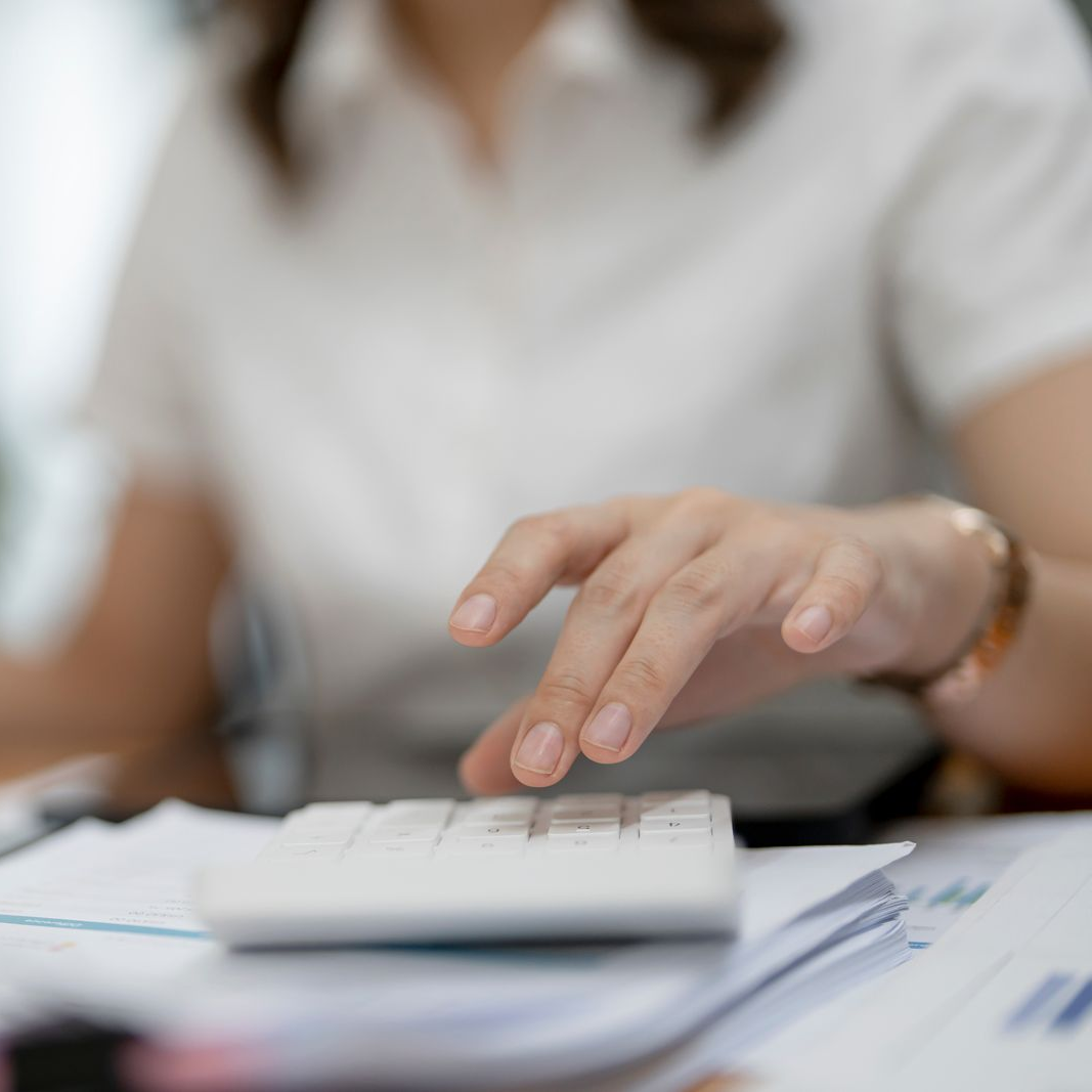 Une femme utilisant une calculatrice.