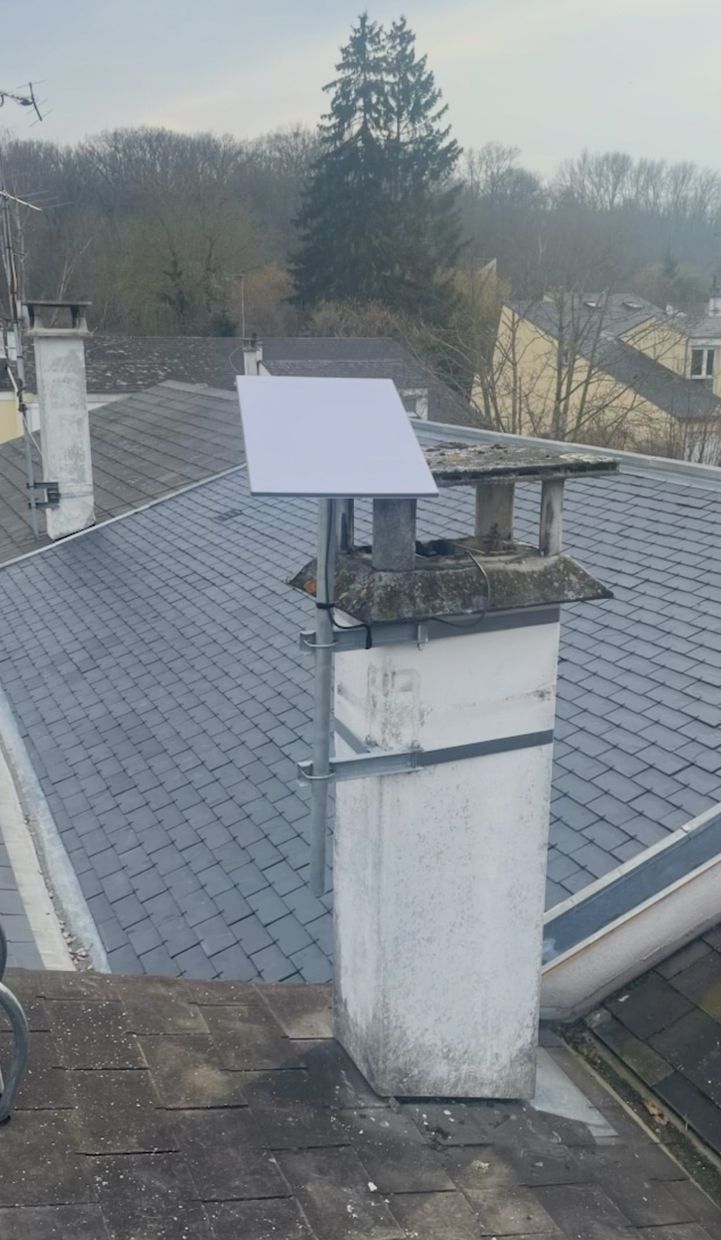 Des câbles Ethernet bleus sont branchés sur des prises réseau.