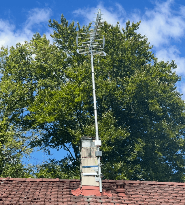 Une grande antenne montée sur une cheminée.