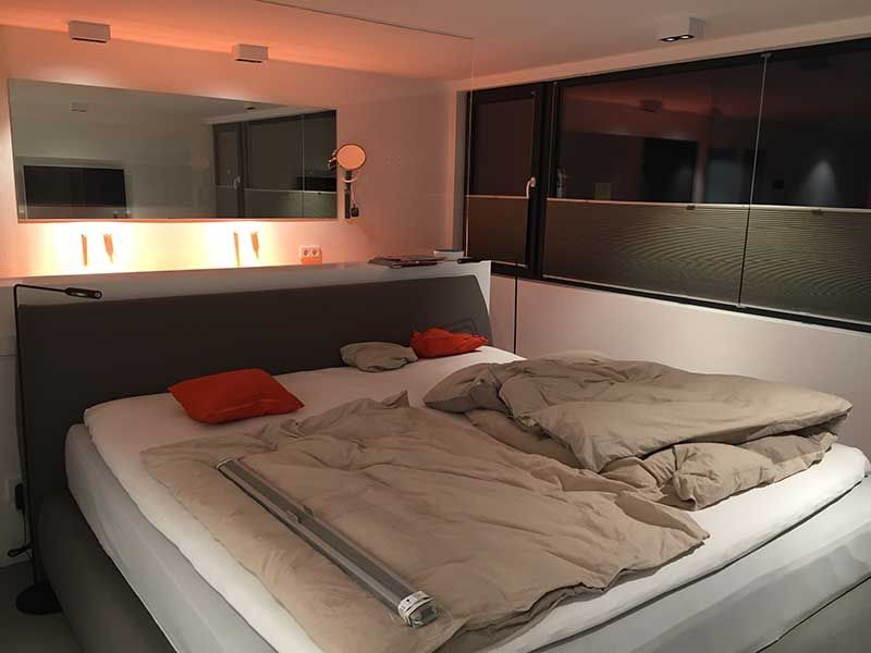 Ein Schlafzimmer mit großem Bett und Spiegel