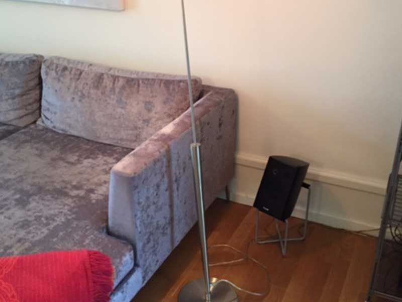 Ein Wohnzimmer mit einer Couch und einer Lampe