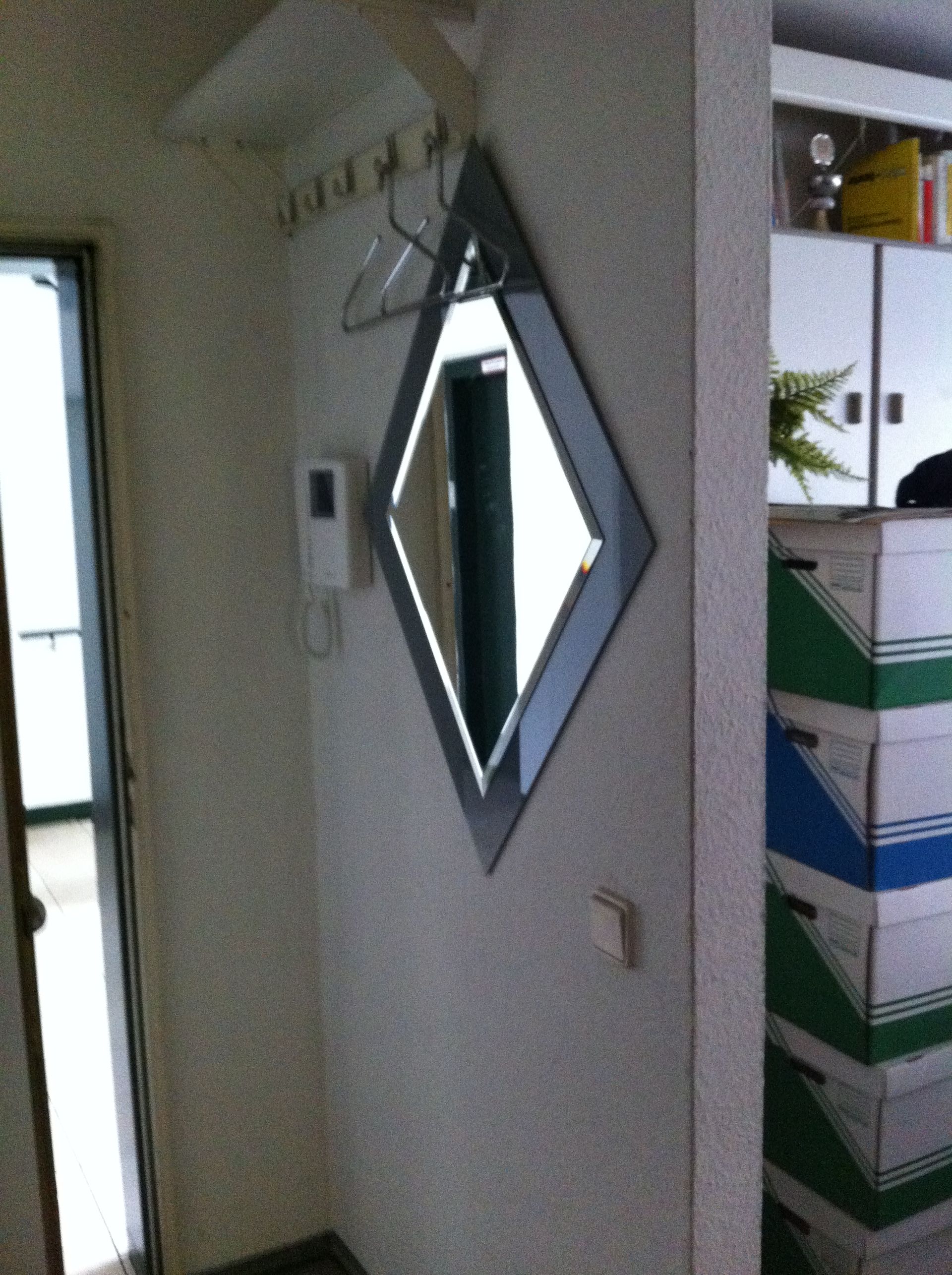 Ein Flur mit Kisten und einem Spiegel an der Wand