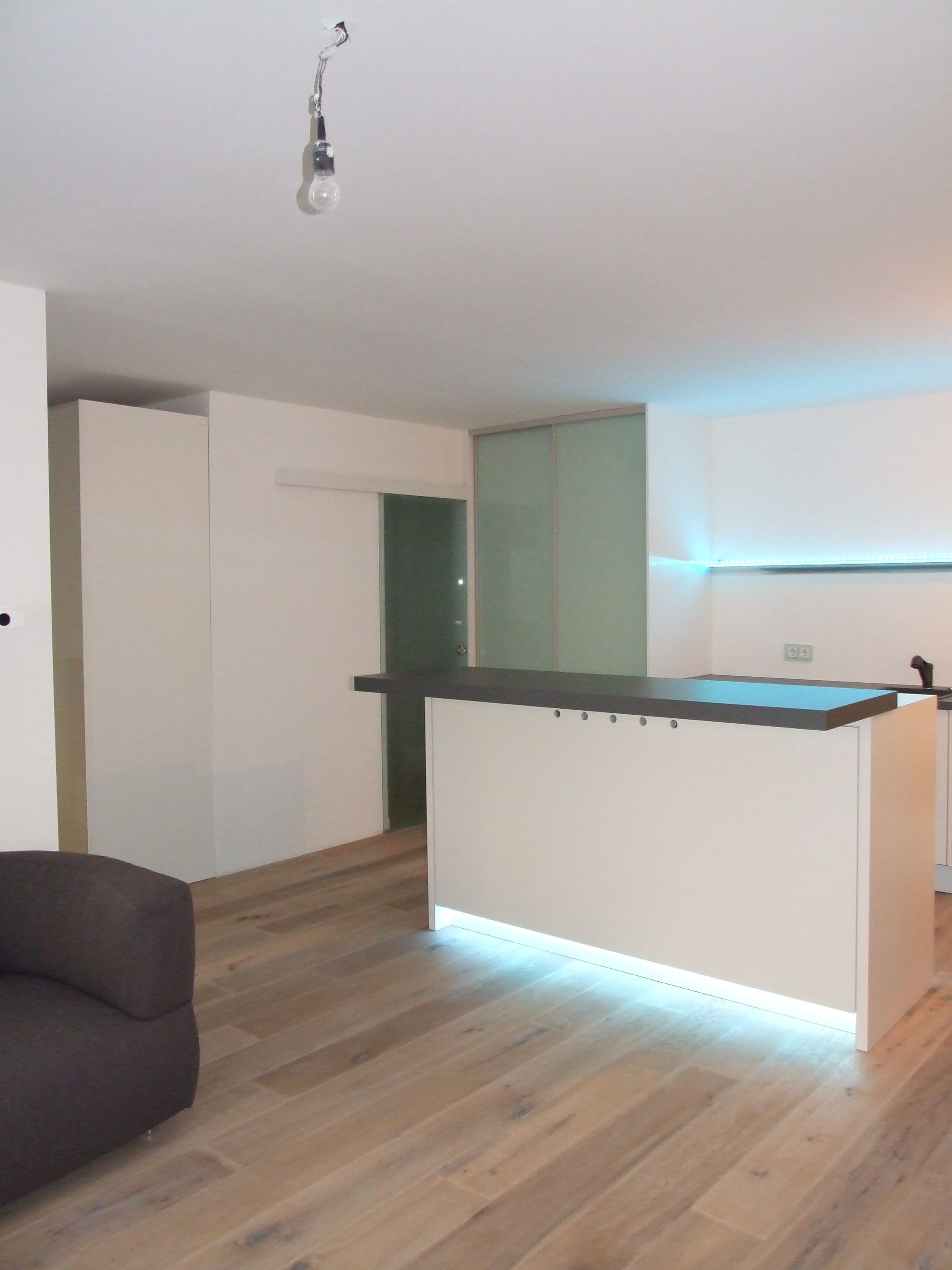 Ein Wohnzimmer mit einer großen Insel in der Mitte