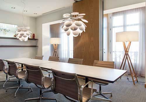 Ein Konferenzraum mit einem langen Tisch und Stühlen.