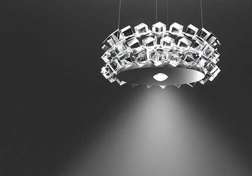 Ein Schwarzweißfoto eines Kronleuchters, der von der Decke hängt.