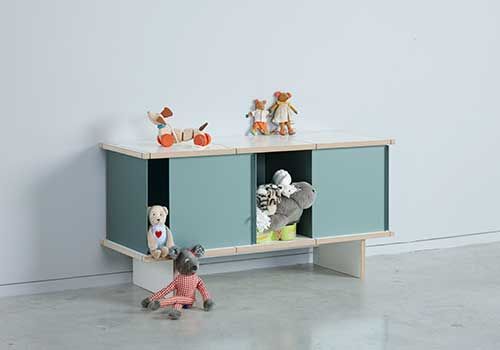 Ein Regal mit Stofftieren und Spielsachen in einem Zimmer.