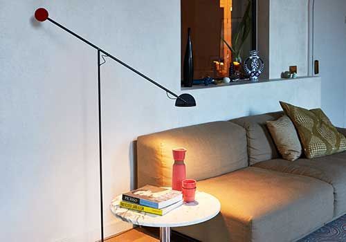 Ein Wohnzimmer mit Couch, Tisch und Lampe.