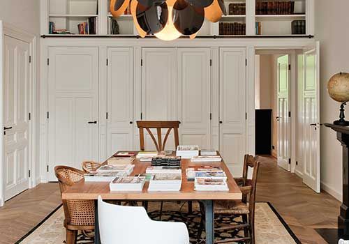 Ein Esszimmer mit einem Tisch und Stühlen und Büchern darauf.