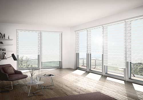 Ein Wohnzimmer mit vielen Fenstern und einer Couch.