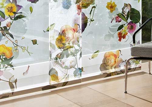 Vor einem Fenster steht ein Stuhl mit Blumen darauf.