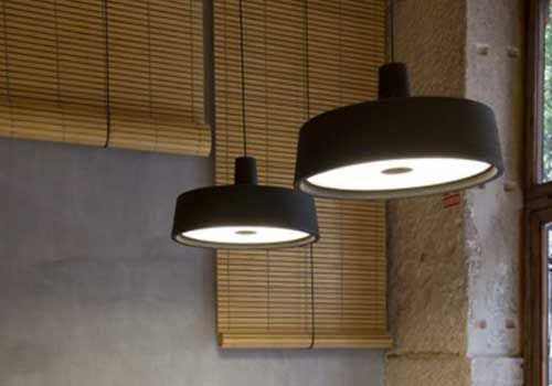 In einem Raum hängen zwei Pendelleuchten von der Decke.