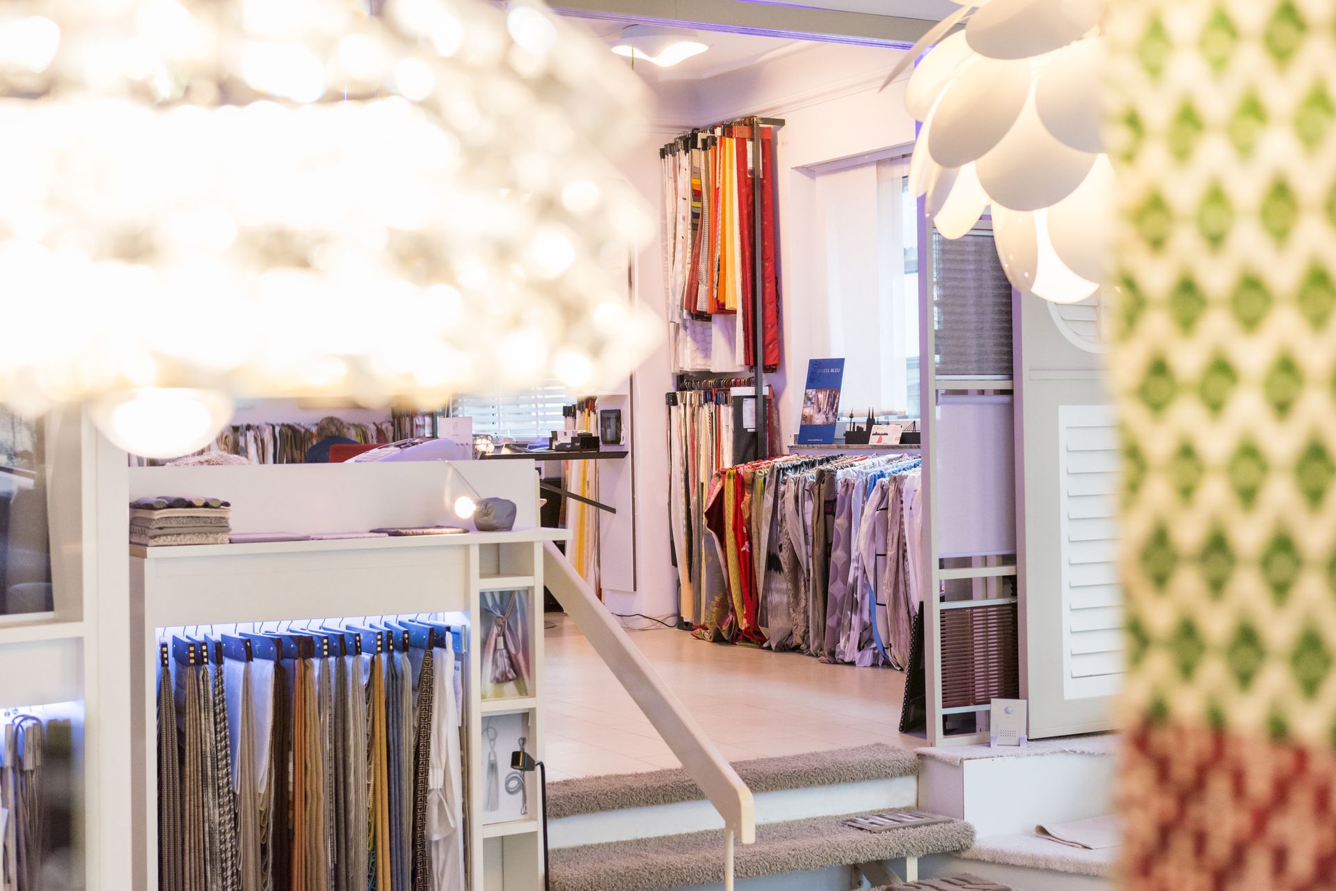 Ein Geschäft mit vielen verschiedenen Stoff- und Kleidungsarten.