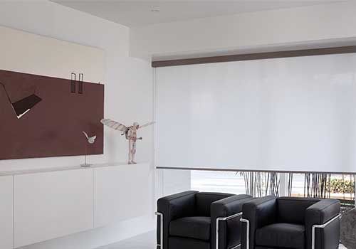 Ein Wohnzimmer mit zwei schwarzen Stühlen und einem Gemälde an der Wand