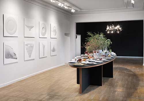 In der Mitte des Raumes steht ein langer Tisch.