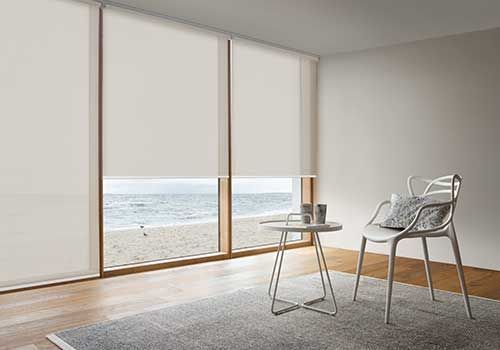 Im Wohnzimmer mit Meerblick gibt es einen Stuhl und einen Tisch.