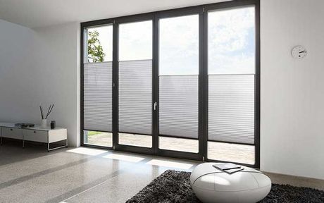 Ein Wohnzimmer mit großem Fenster und Teppich.