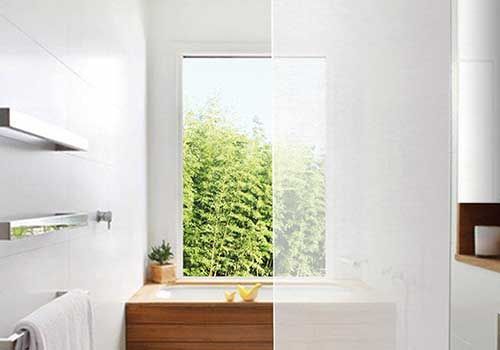 Ein Badezimmer mit Badewanne und Fenster.