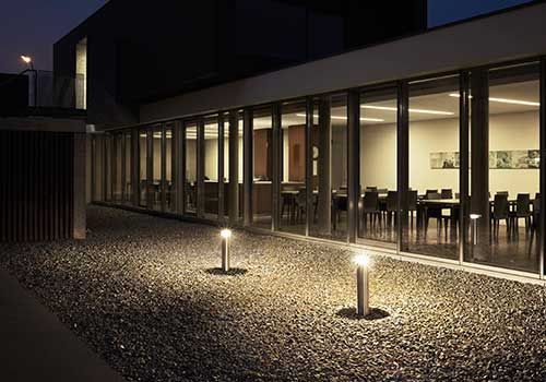 Ein Gebäude mit vielen Fenstern ist nachts beleuchtet.