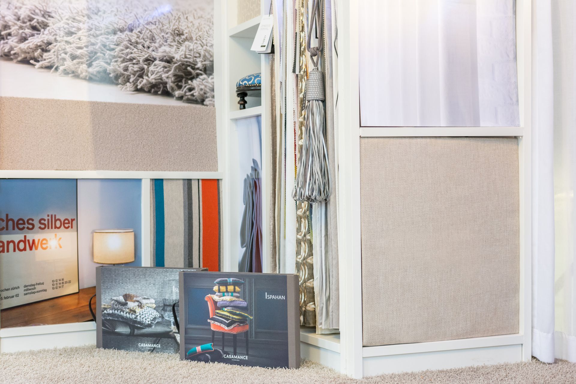 Ein Raum mit vielen Gemälden auf dem Boden