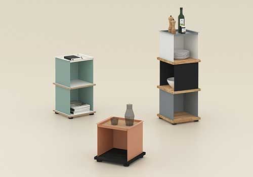 Eine Gruppe kleiner Regale, die auf einem Tisch übereinander gestapelt sind.