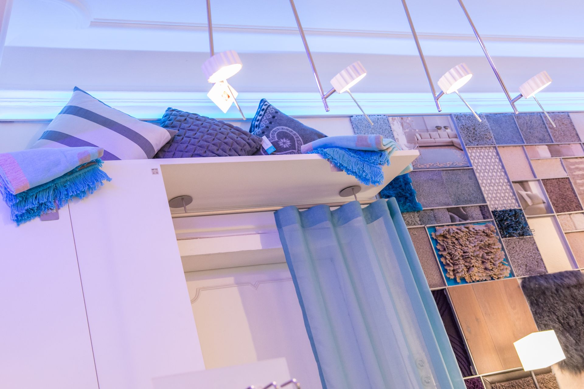 Ein Schlafzimmer mit einem Etagenbett und einem blauen Vorhang.