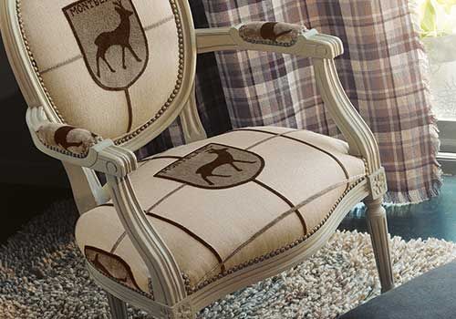 Ein Stuhl mit einem Hirsch auf der Rückenlehne