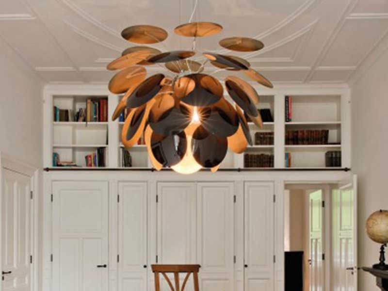 Ein Esszimmer mit einem großen Kronleuchter, der von der Decke hängt