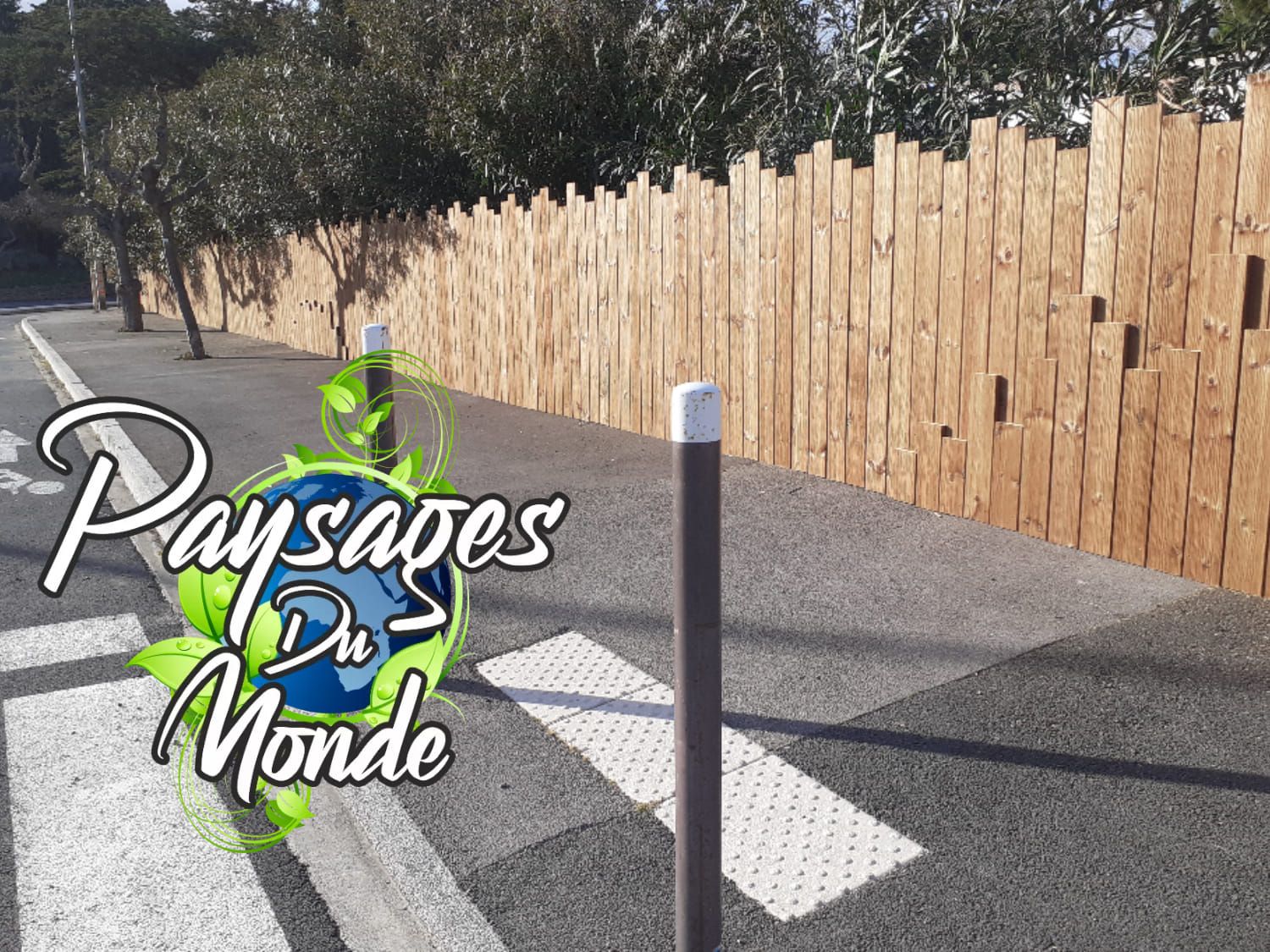 Barrière en bois sur la voie publique