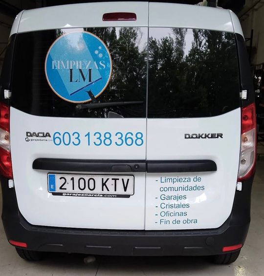 Una camioneta blanca con matrícula que dice 2100 ktv