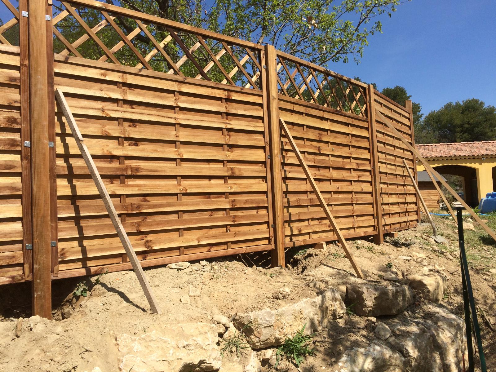 construction d'une clôture à panneaux de bois