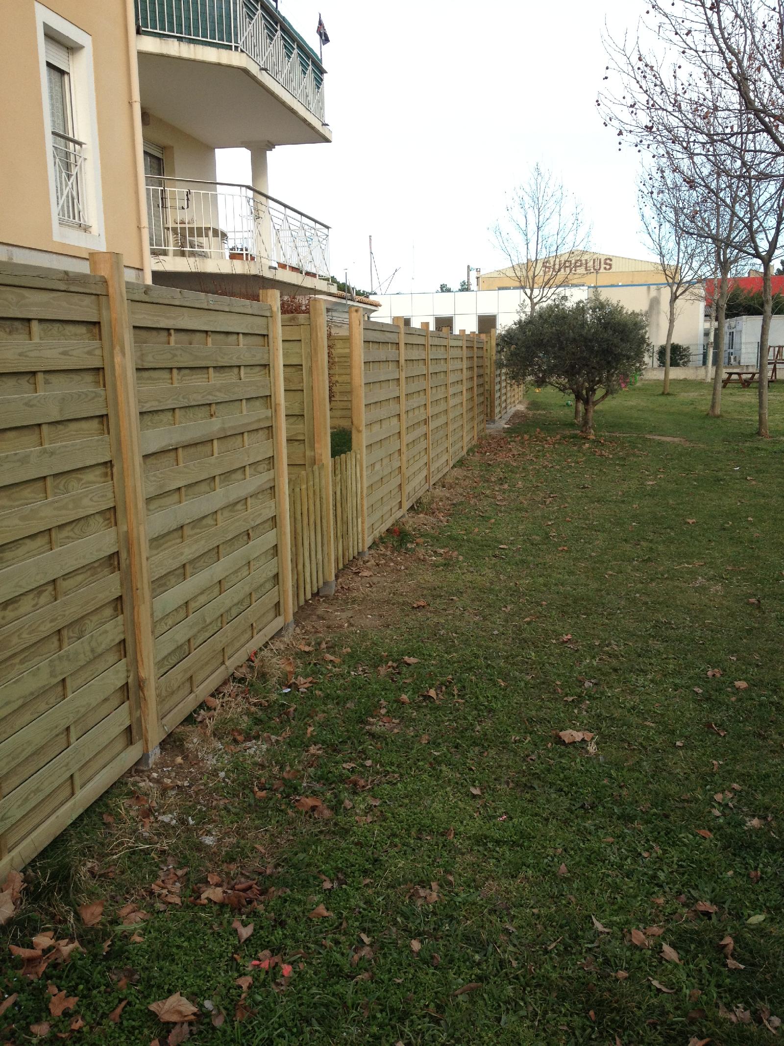 clôture en bois avec balcon