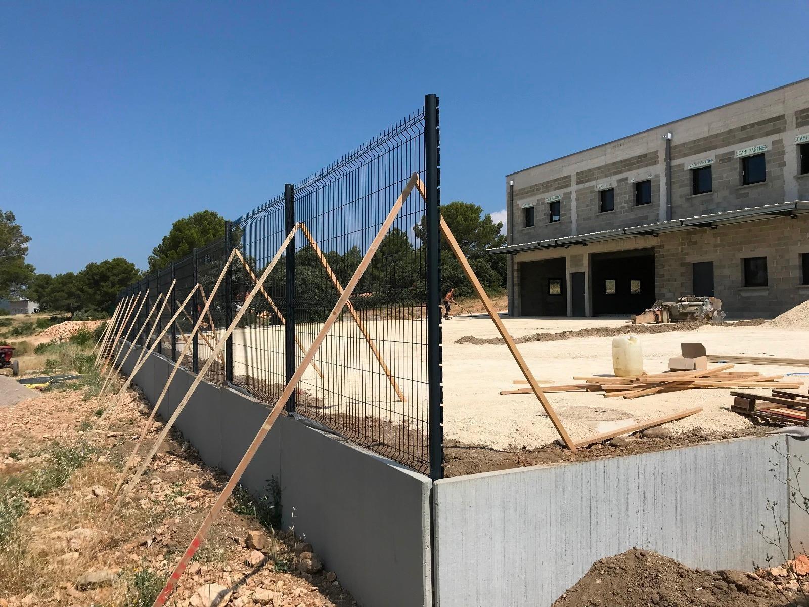 Installation d'une clôture rigide