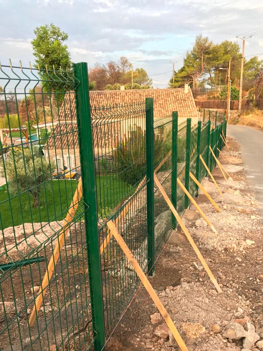 pose d'un grillage rigide vert