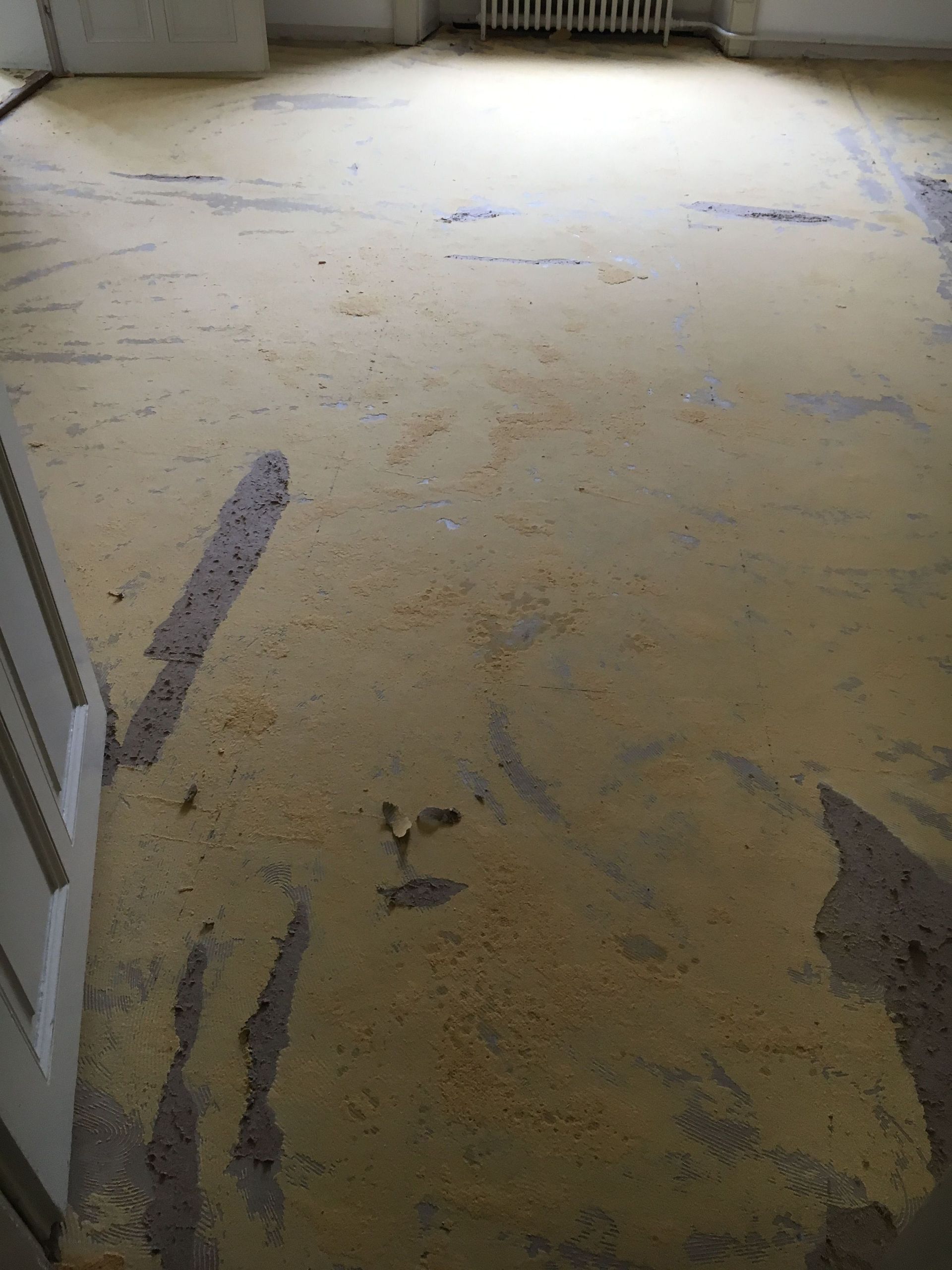 Bodenlegerarbeit vorher - All-in-One Renovationen Hittnau