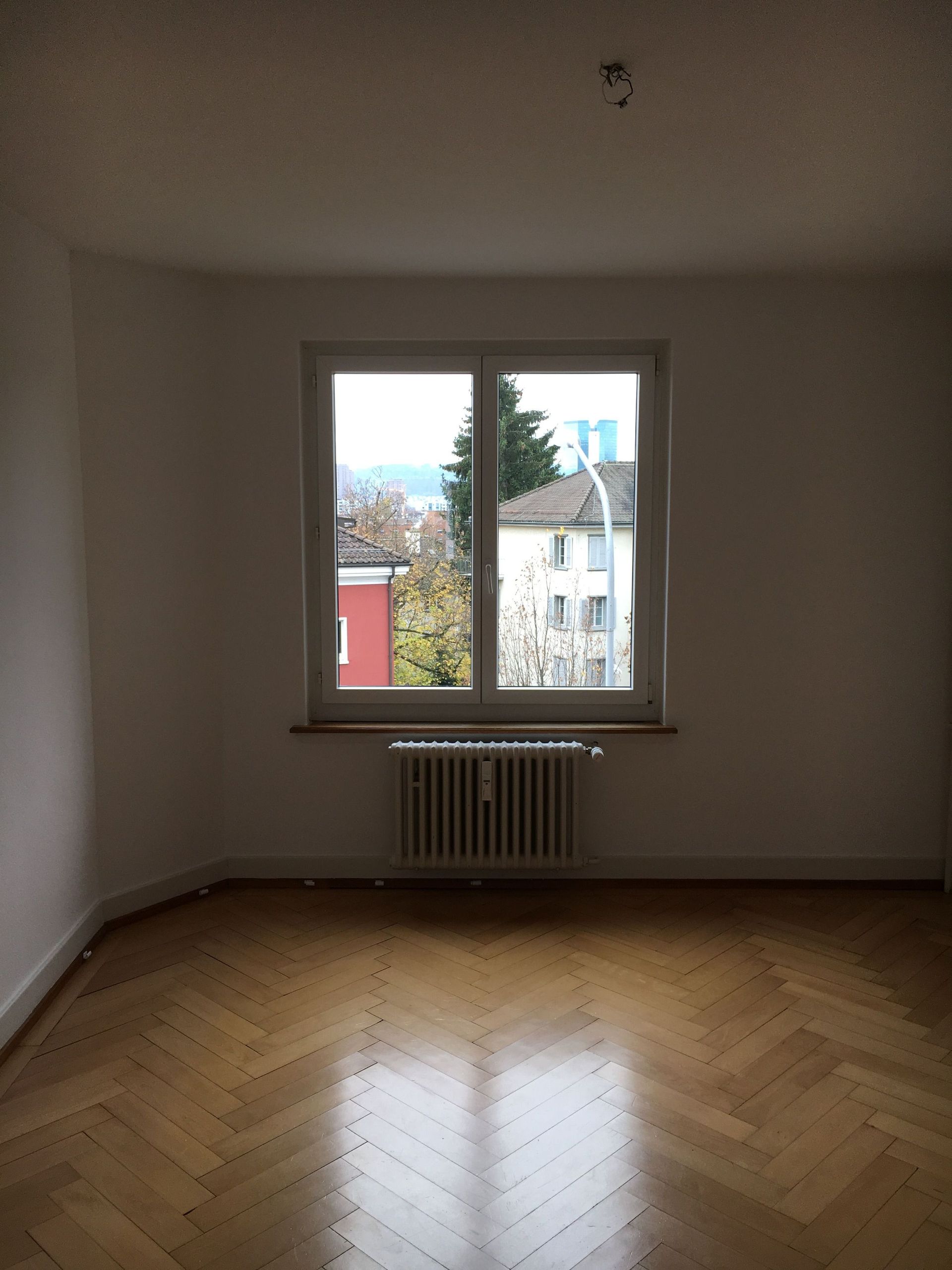 Bodenlegerarbeit vorher - All-in-One Renovationen Hittnau