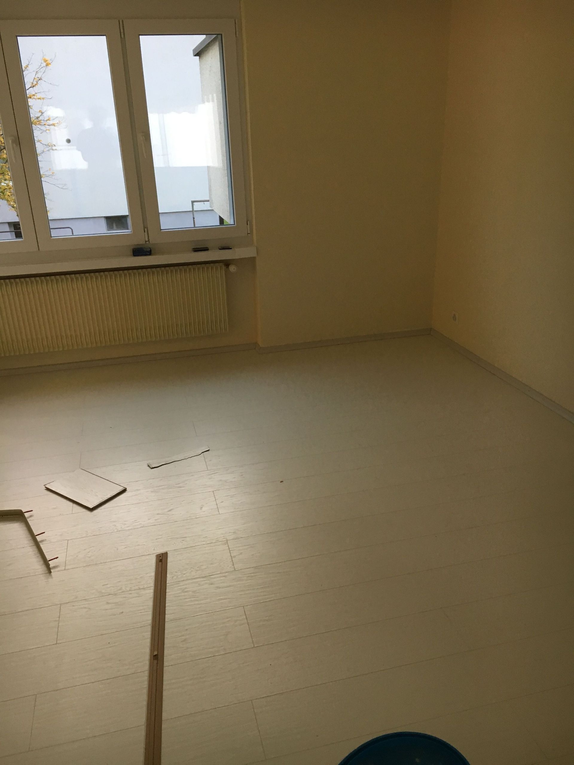 Fliesenarbeit vorher - All-in-One Renovationen Hittnau