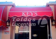 Un toldo rojo sobre la puerta de un edificio.