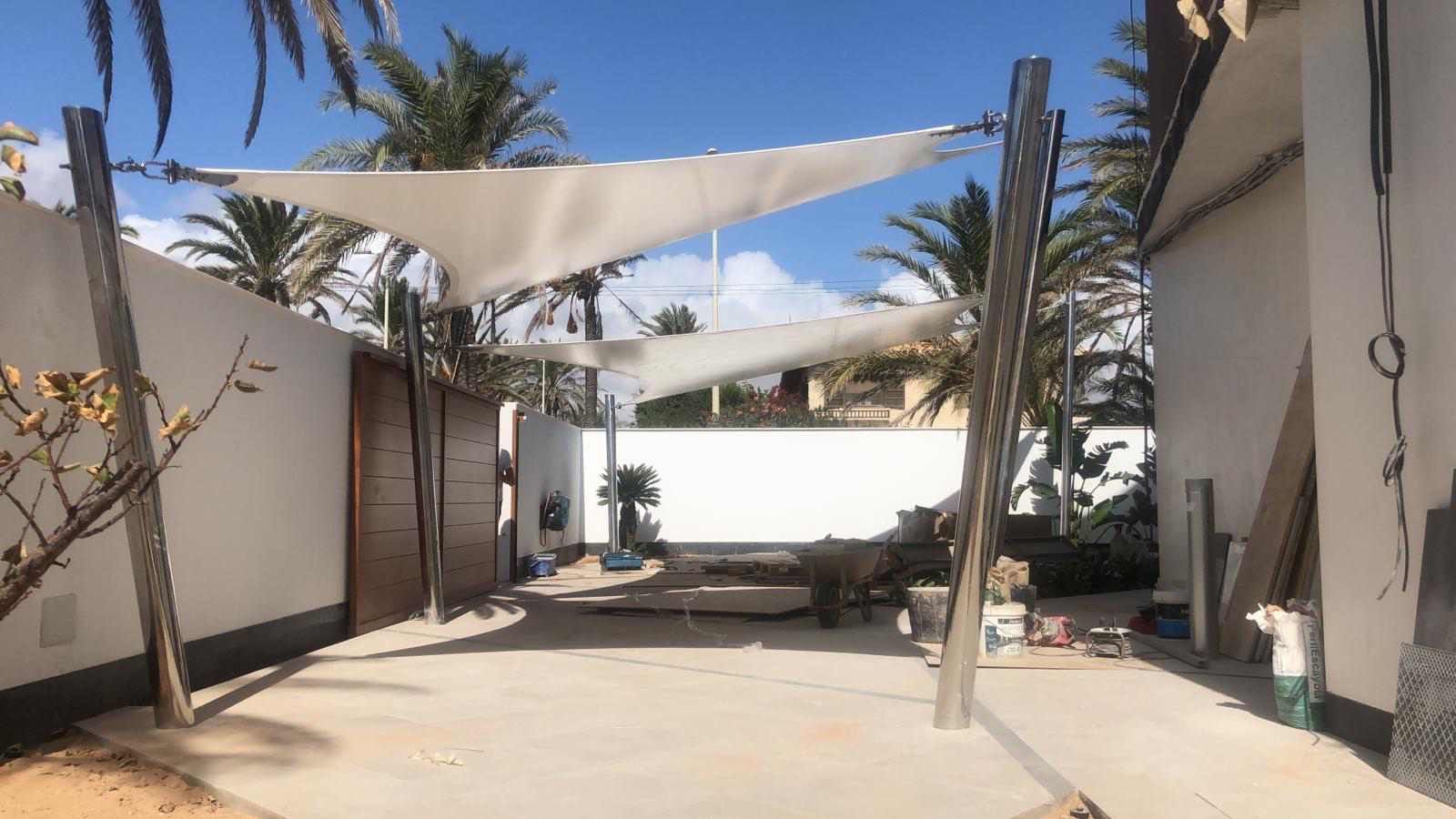 Hay dos velas en el patio trasero de una casa.