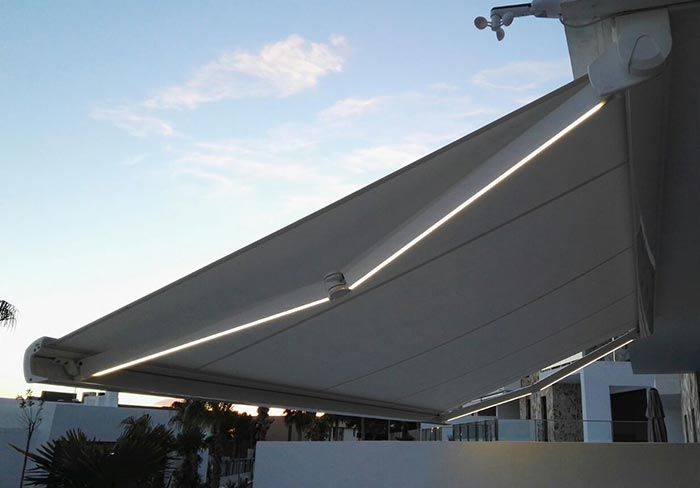 Un toldo blanco con una luz adjunta.