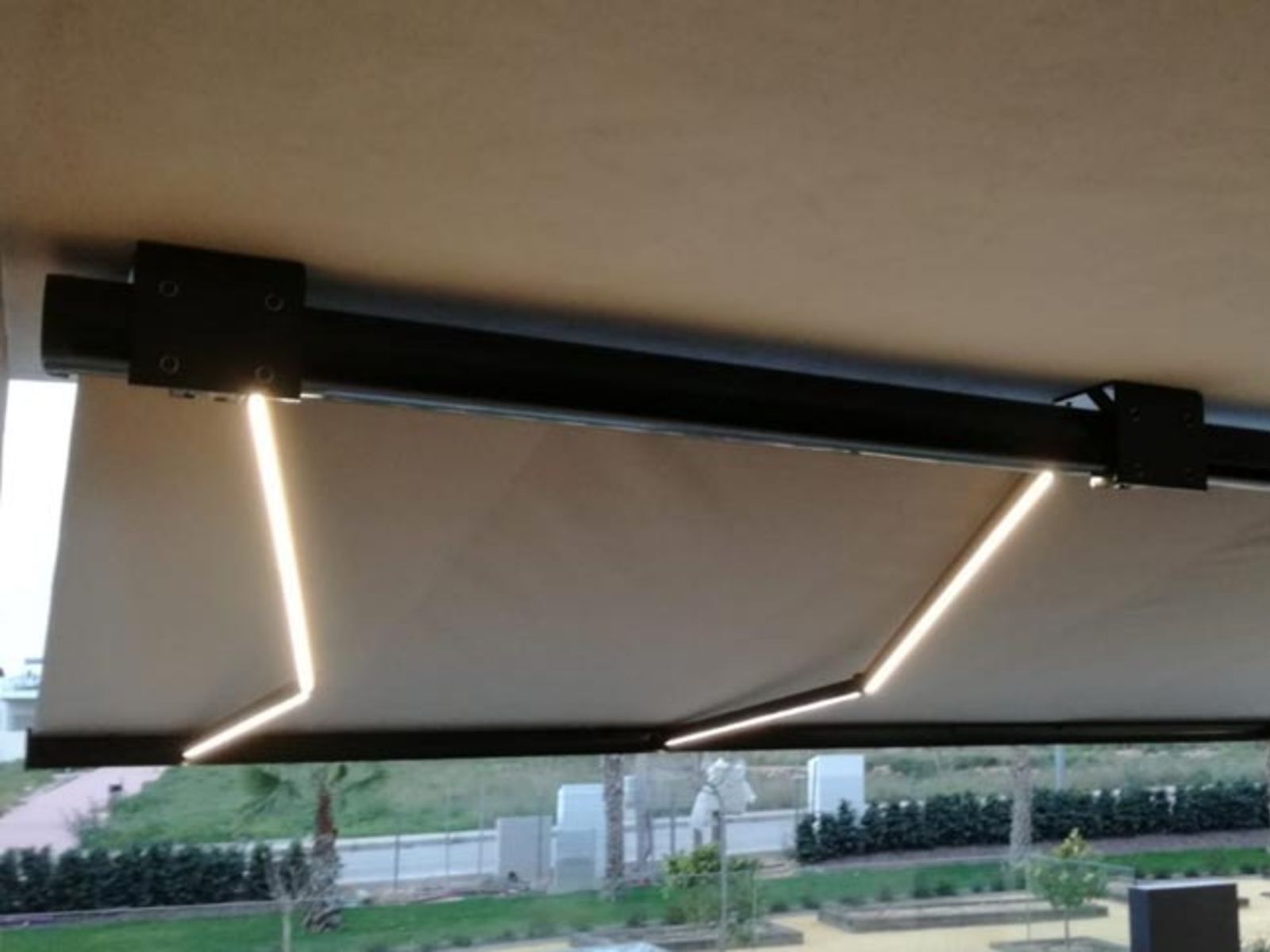Un toldo montado en el techo con una luz adjunta.
