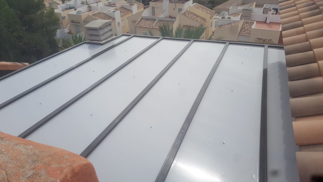 El techo de un edificio con el techo despejado y muchos edificios al fondo.