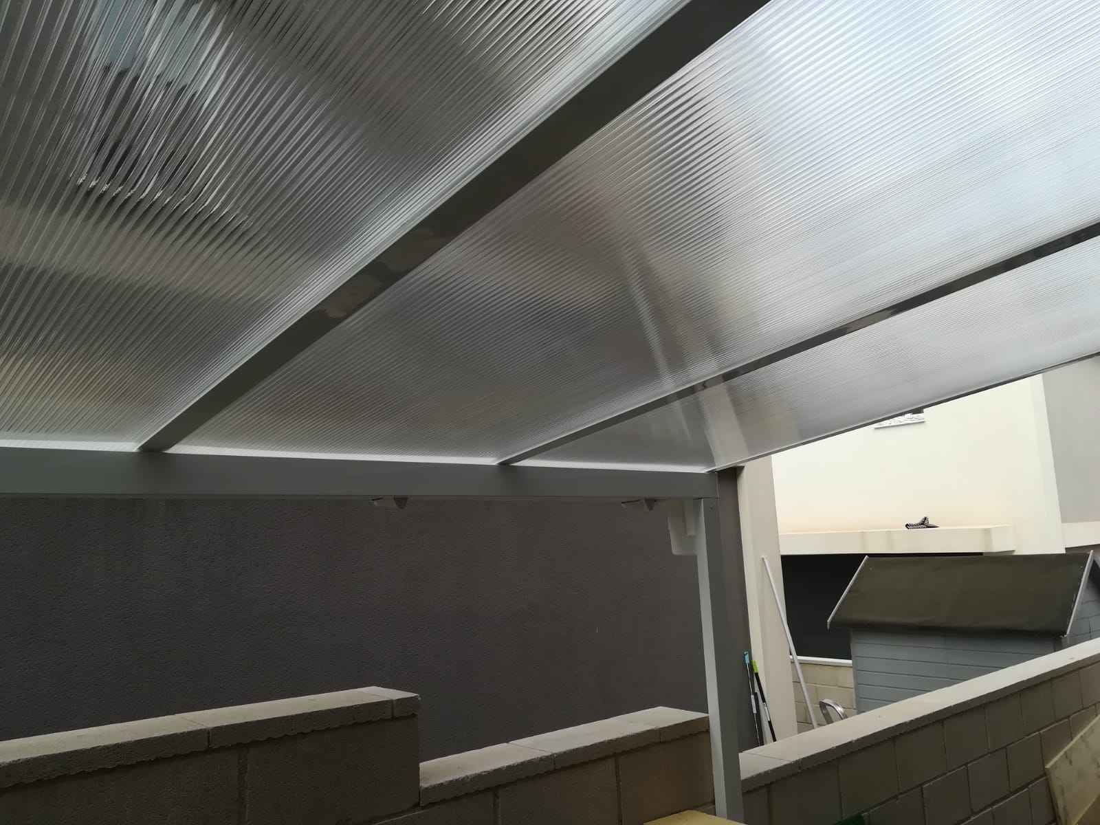 Un techo de plástico transparente está encima de un balcón.