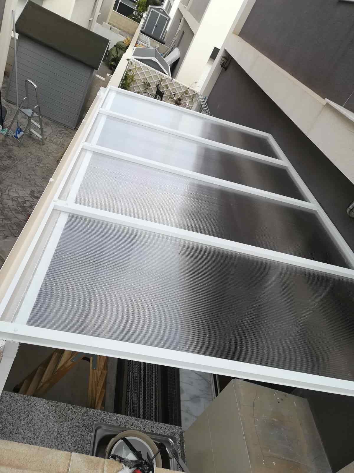 Se está instalando un toldo en el lateral de un edificio.