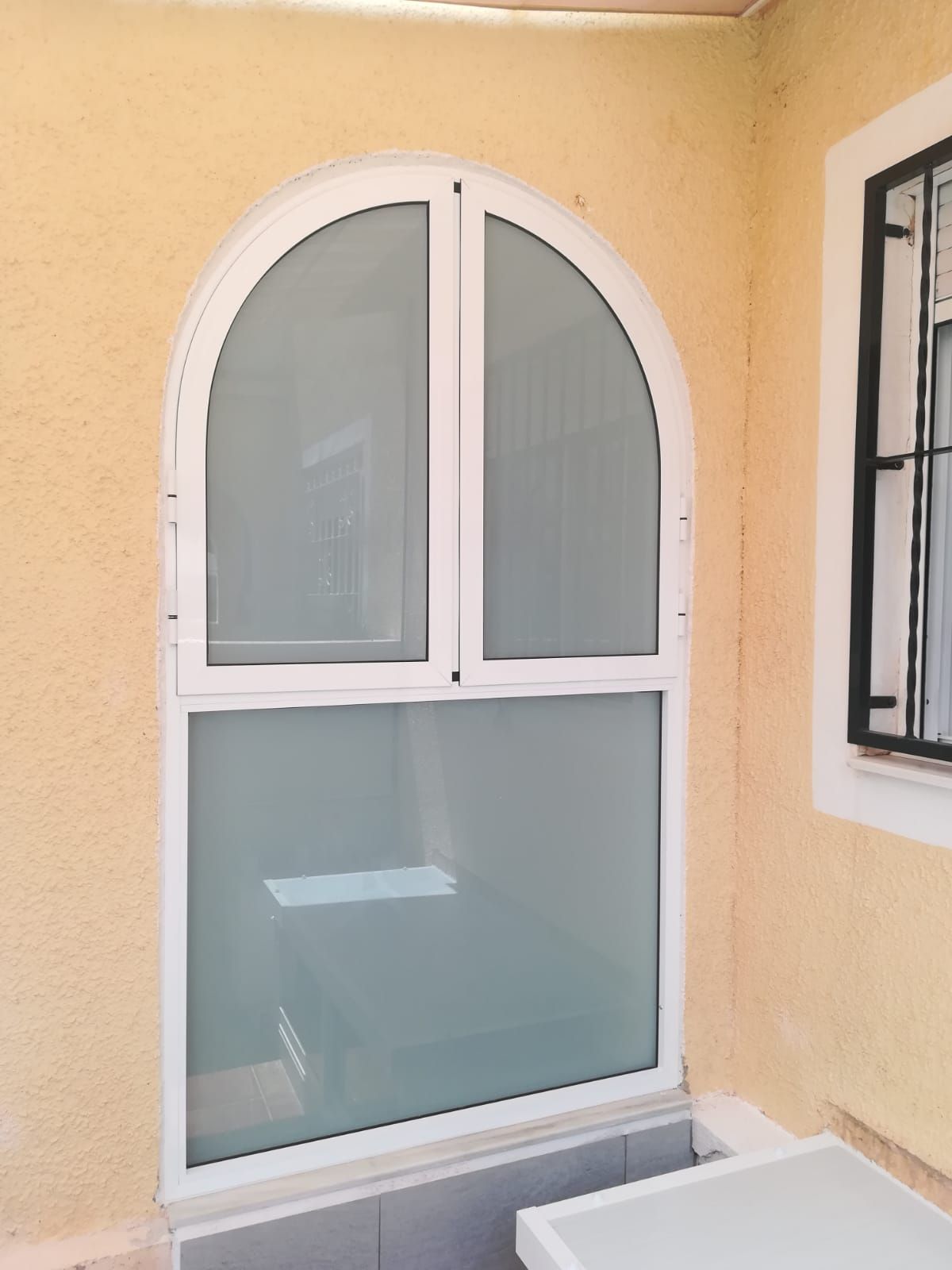 Un baño con ventana y lavabo